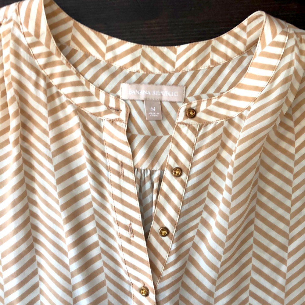 Banana Republic Silk Top Size M Beige Chevron